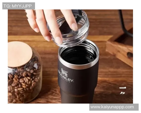 斯坦利与安东内拉携手推出限量版保温杯售价30至60美元引发热潮 斯坦利与安东内拉携手推出限量版保温杯售价30至60美元引发热潮